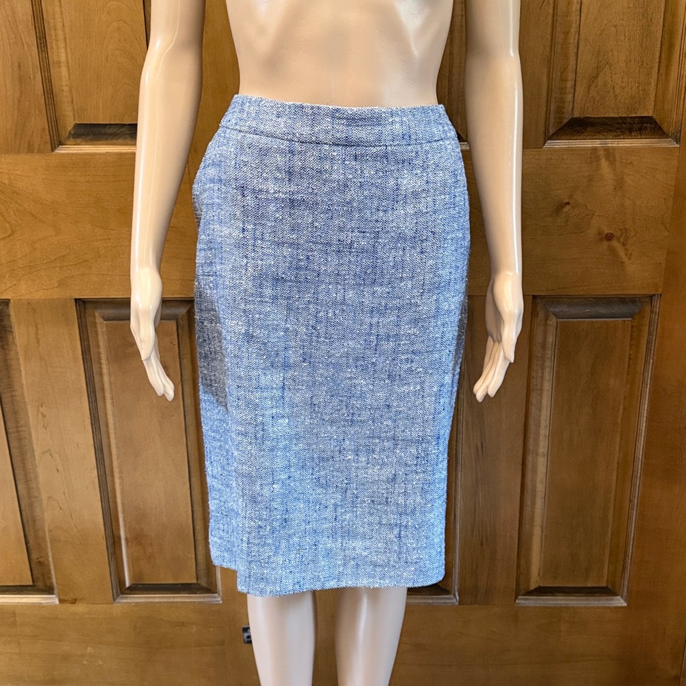 Escada Blue Pencil Skirt Knee-Length  L 22”
33”waist.Side pockets.Silk/Cot L/42